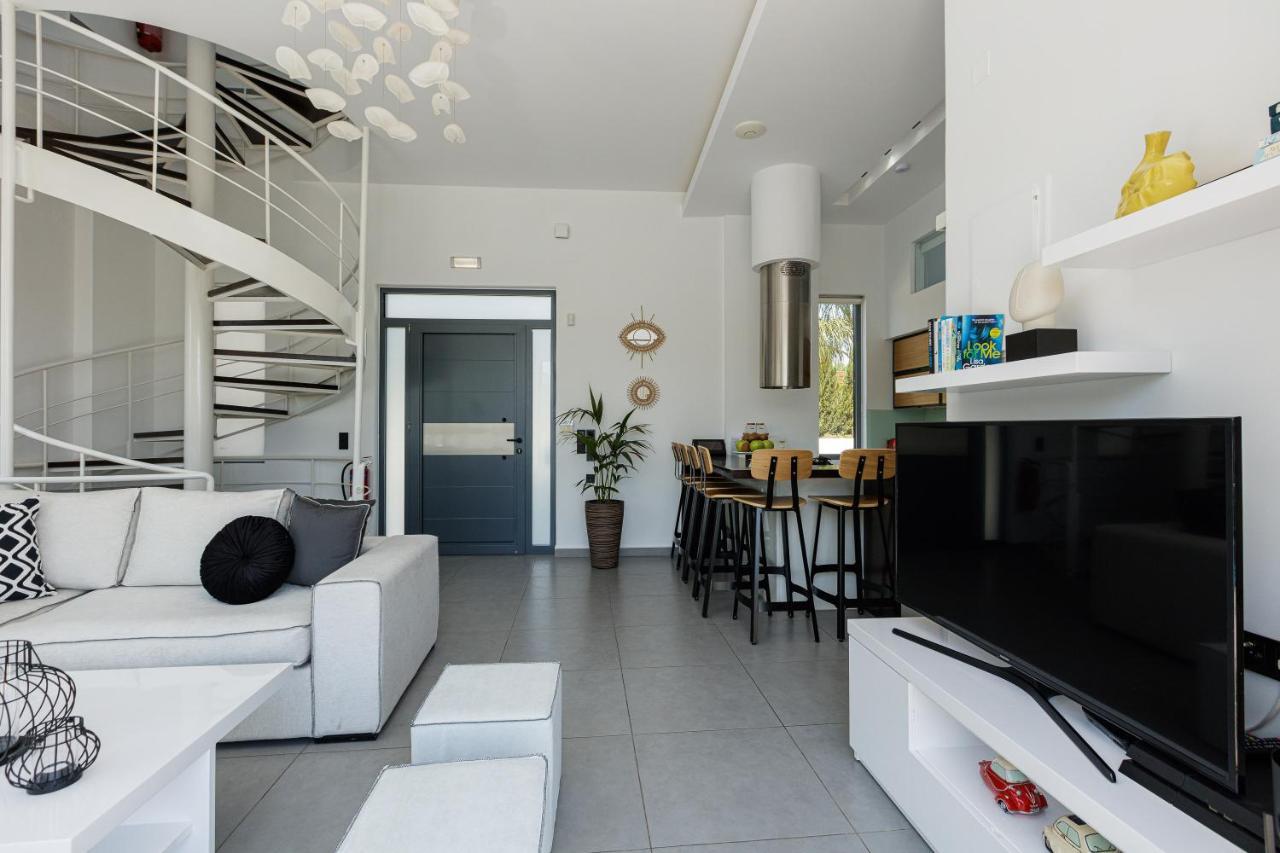 Chara Sensory Luxury Villa With Heated Pool & Gym, By Thinkvilla Pánormos Extérieur photo